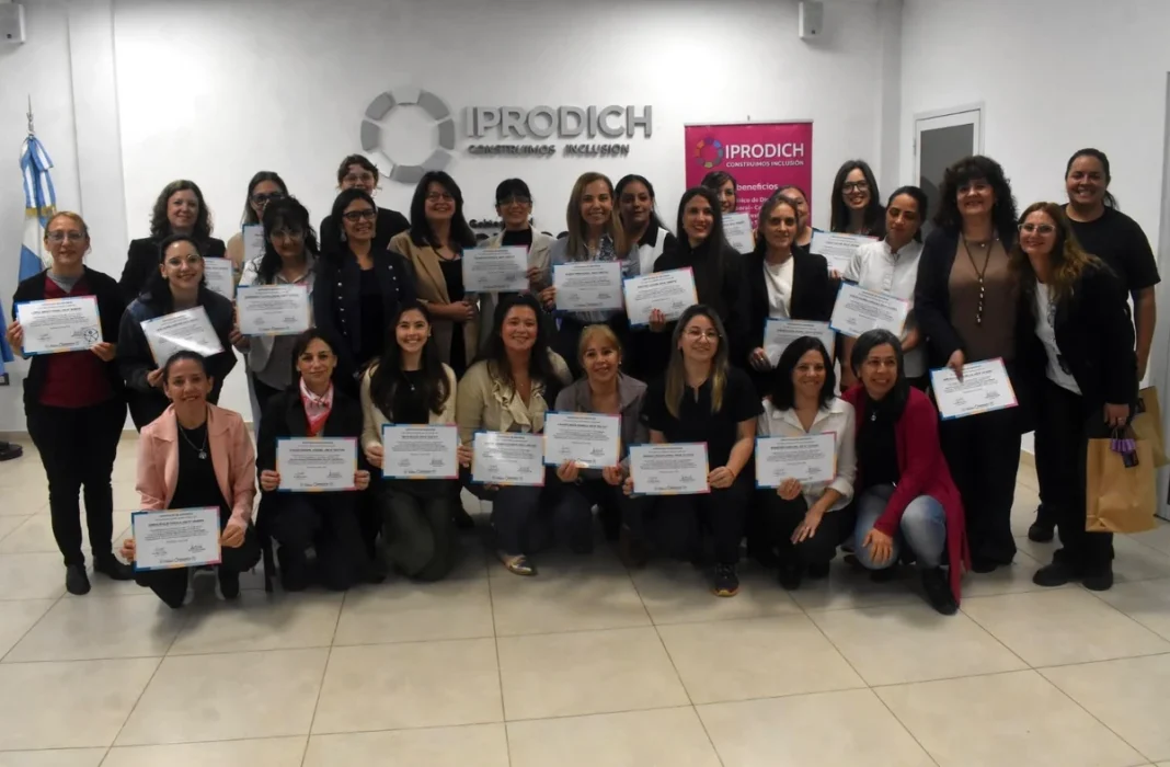 Odontólogos muestran sus certificados durante el acto del IPRODICH
