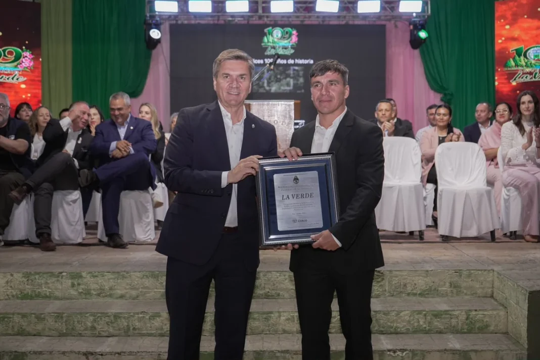 Leandro Zdero y Federico Peón posan con otras personas durante los festejos por el aniversario de La Verde.