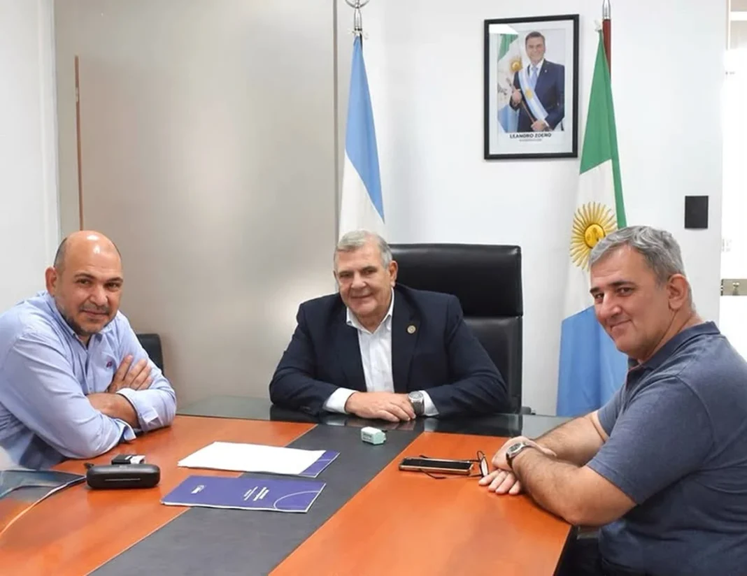 Funcionarios del Gobierno y del Municipio de Makallé reunidos durante la firma del convenio catastral.
