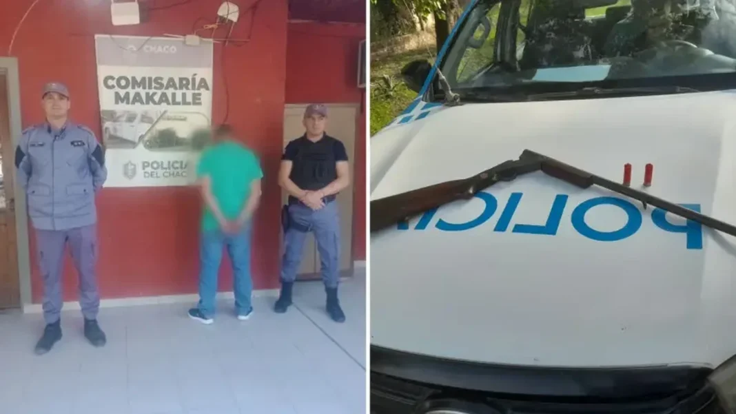 Un hombre detenido junto a dos policías frente a la comisaría de Makallé; a la derecha, una escopeta secuestrada.
