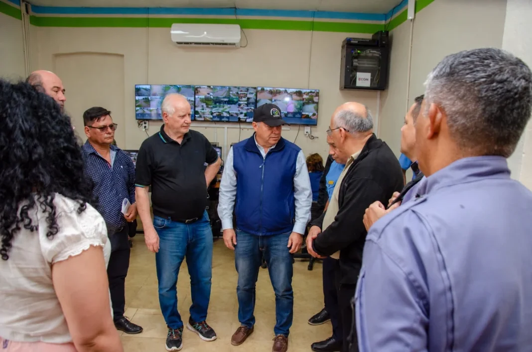 Autoridades supervisan el sistema de monitoreo de Fontana
