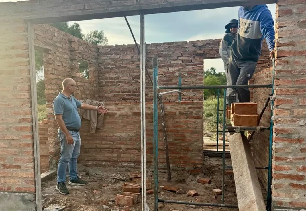 Trabajos de construcción en una vivienda de Misión Nueva Pompeya.