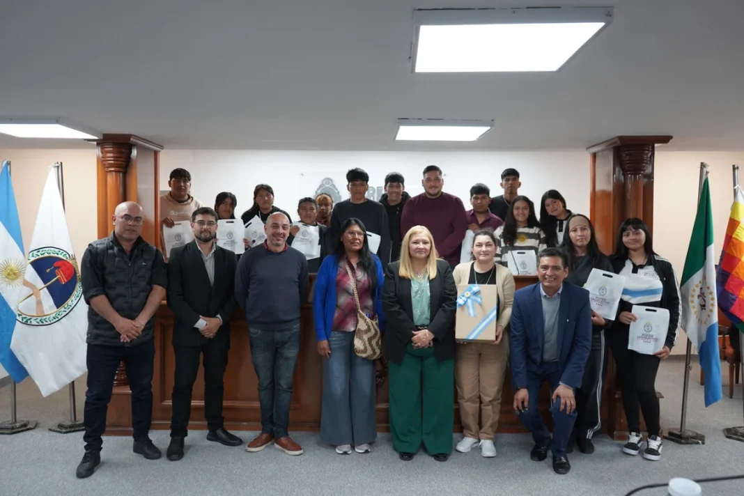 Carmen Delgado junto a estudiantes y docentes de una escuela indígena en la Legislatura del Chaco