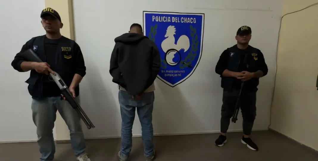 Agentes de la Policía del Chaco custodian al hombre detenido
