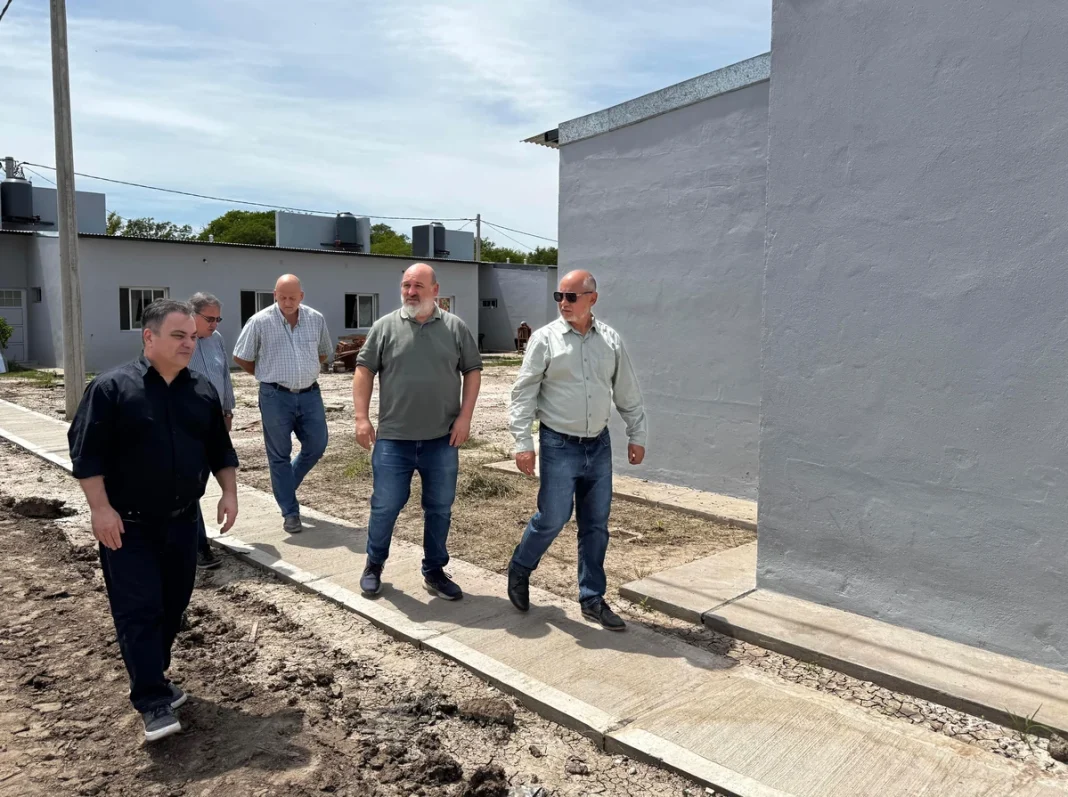 Funcionarios recorren viviendas en construcción en Puerto Tirol