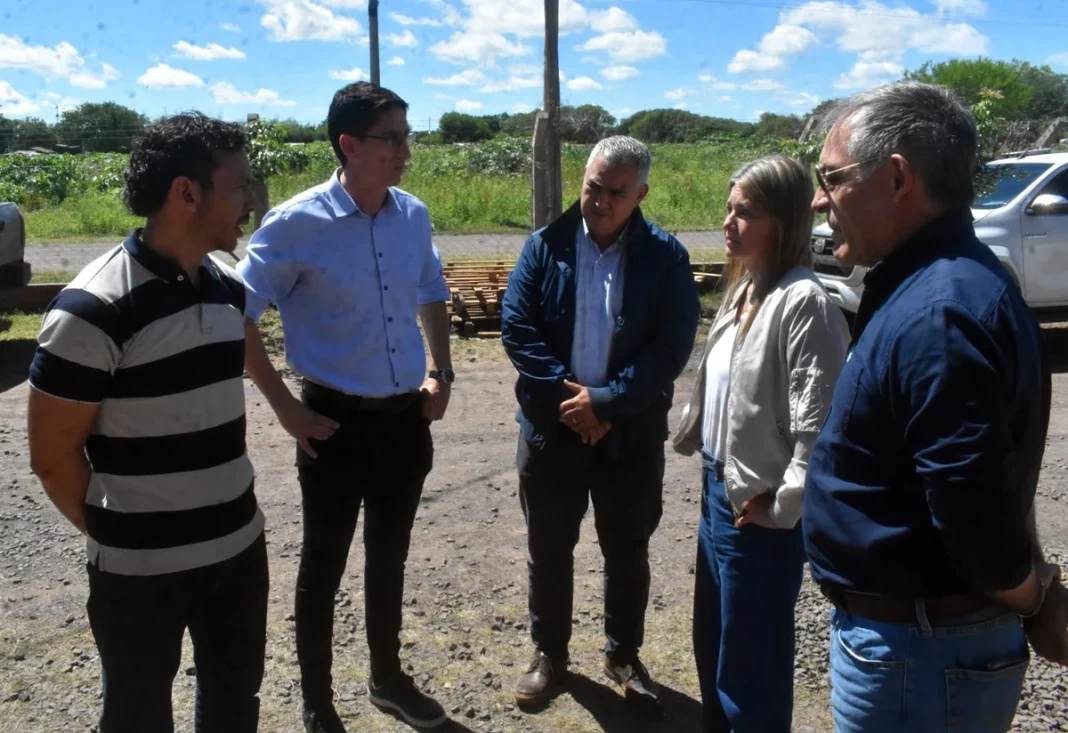 Funcionarios provinciales durante una recorrida por el centro de contención de Puerto Vilelas