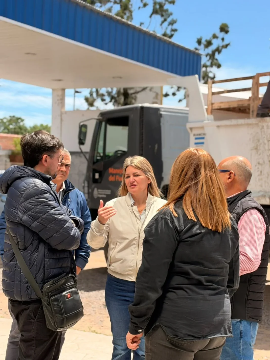 Autoridades recorren el exterior de un espacio de contención en Barranqueras.