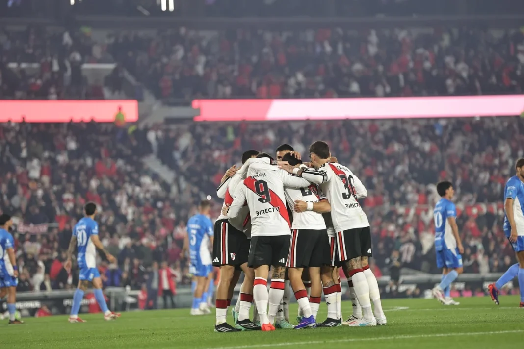 Jugadores de River festejan el gol de Marcos Acuña ante Estudiantes de Río Cuarto