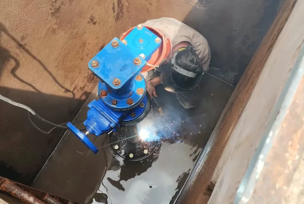 Trabajador de SAMEEP realiza tareas de mantenimiento sobre una válvula del acueducto