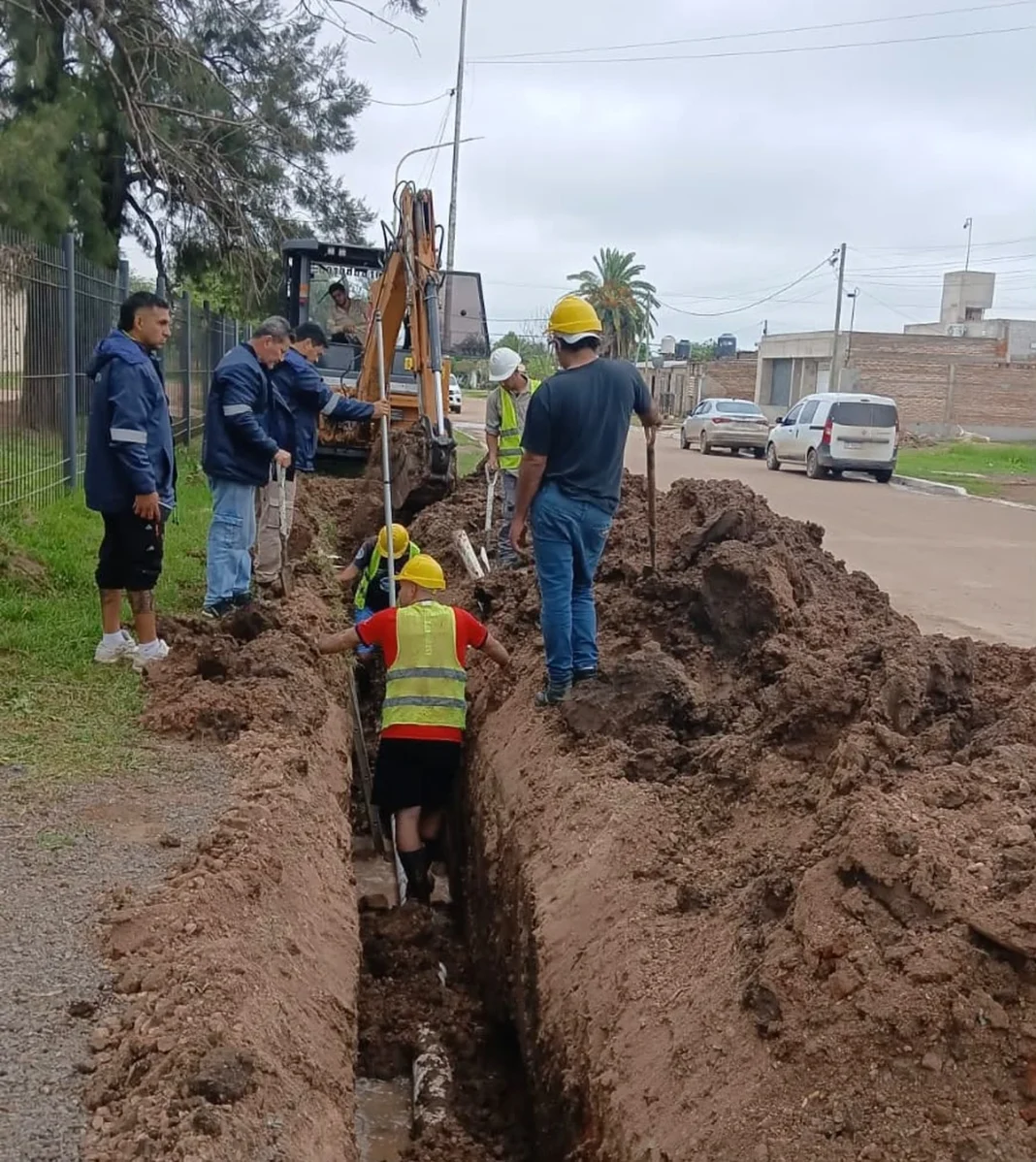 Trabajadores de Sameep realizan tareas de ampliación de redes en Quitilipi