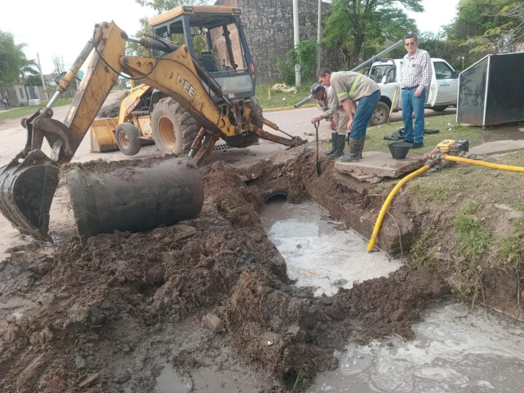 Trabajadores de SAMEEP reparan una cañería en Villa Ángela con una retroexcavadora