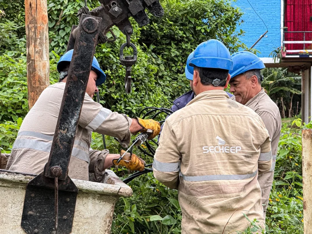 Operarios de Secheep con cascos trabajan sobre cables eléctricos.