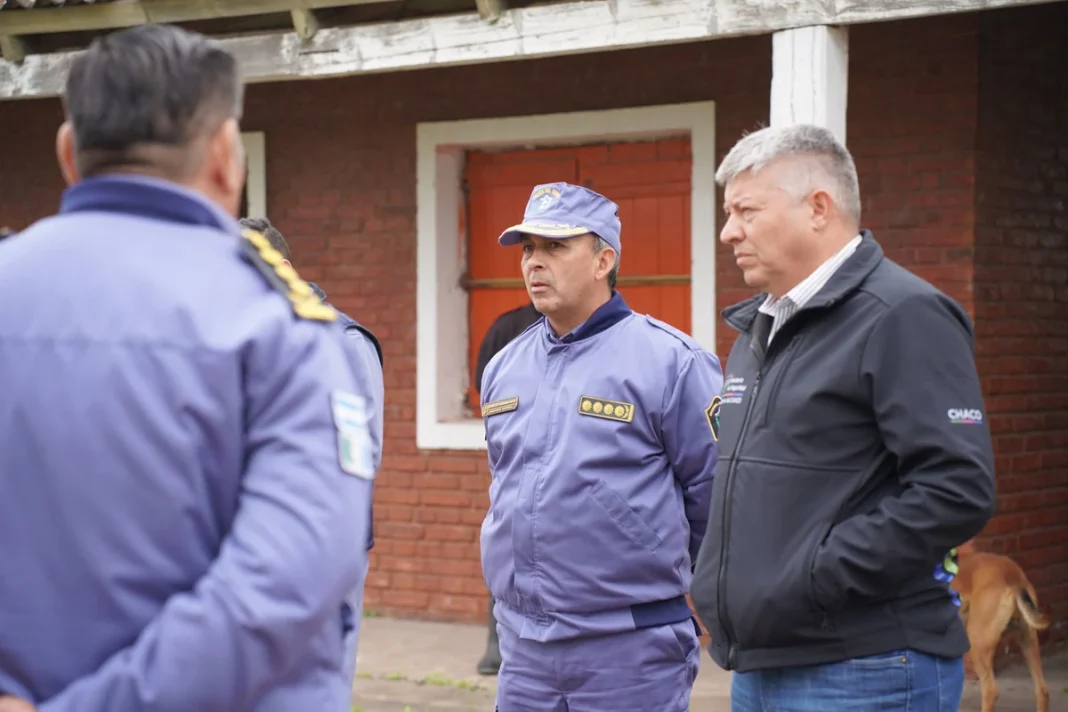 Policías y autoridades durante una reunión sobre seguridad rural en Chaco