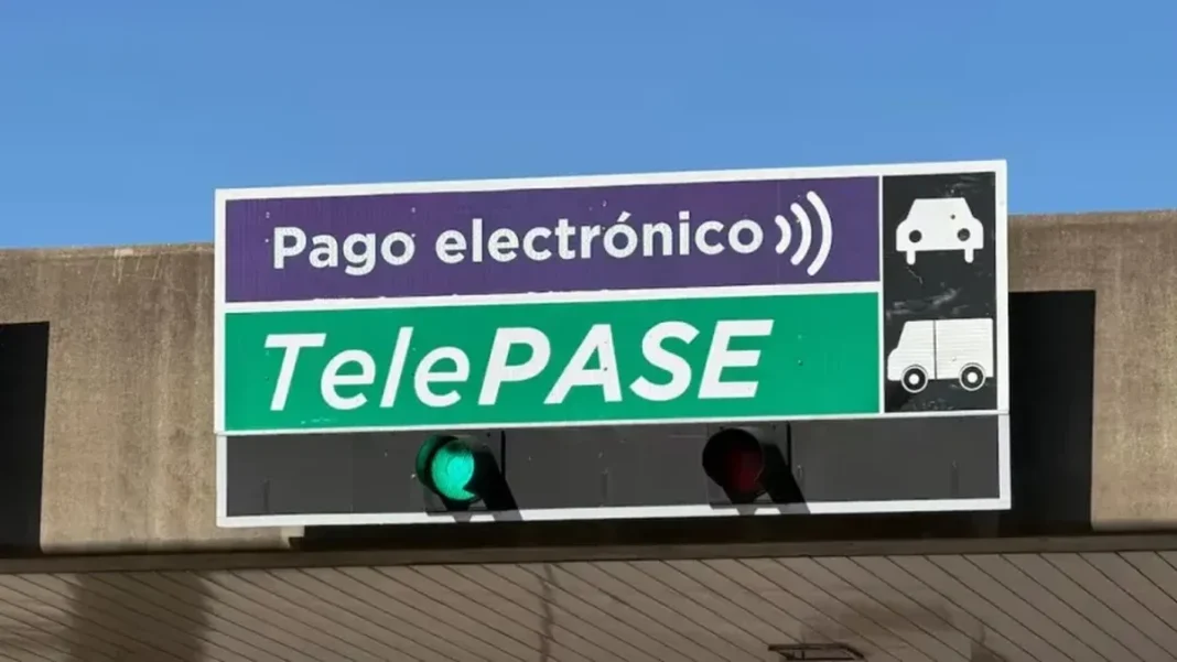 Cartel de TelePASE en un peaje electrónico