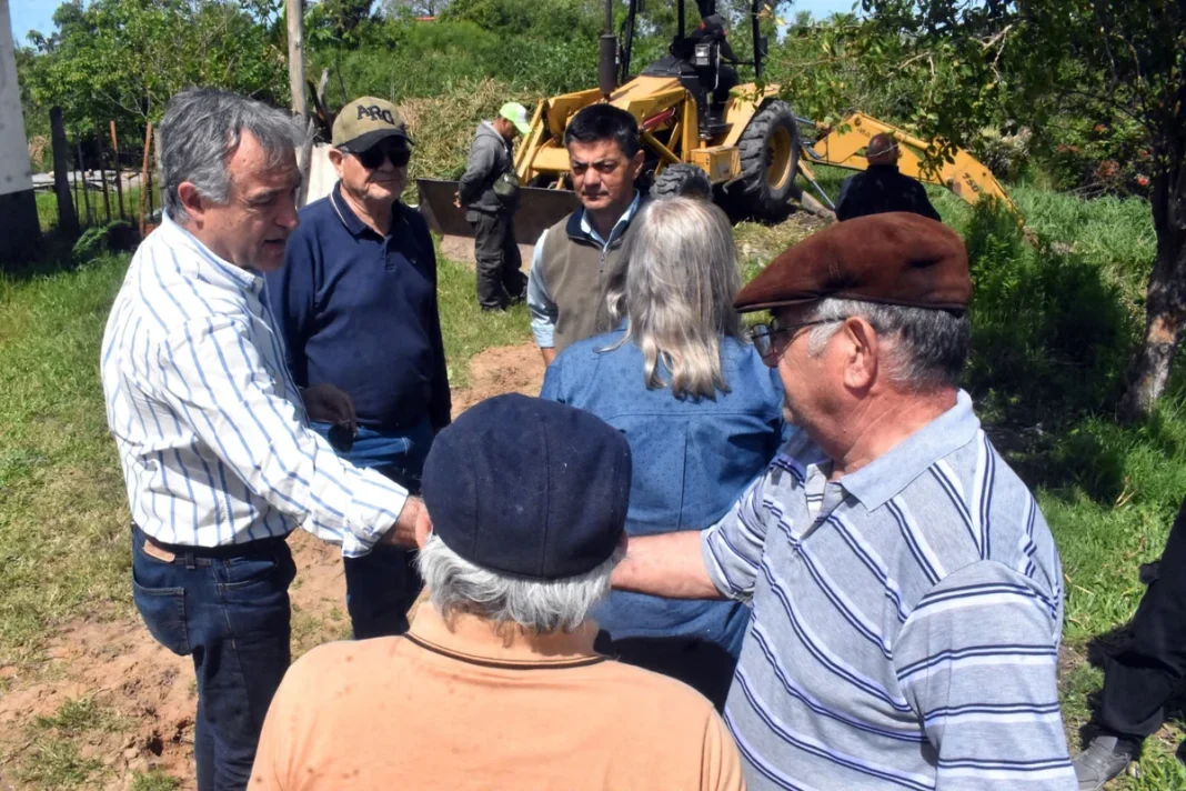 Máquina trabaja en la limpieza del reservorio del barrio UCAL, en Barranqueras.